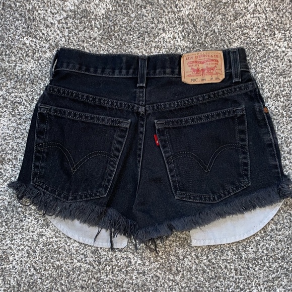 Vintage Levi’s relaxed fit shorts.  Size 12 (youth) - Picture 2 of 9